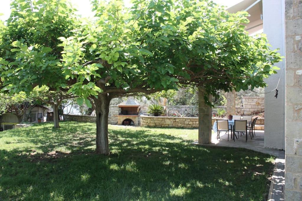 Karantou Villa Tirós Buitenkant foto